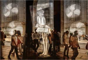 100 Jahre Marilyn Monroe, Spiegelung in einer Auslage , Mailand 2026